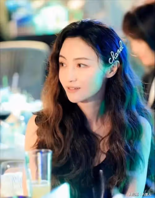 姚笛看哭了!文章帶女友外出就餐,女方似姚笛,生活優越開200萬豪車