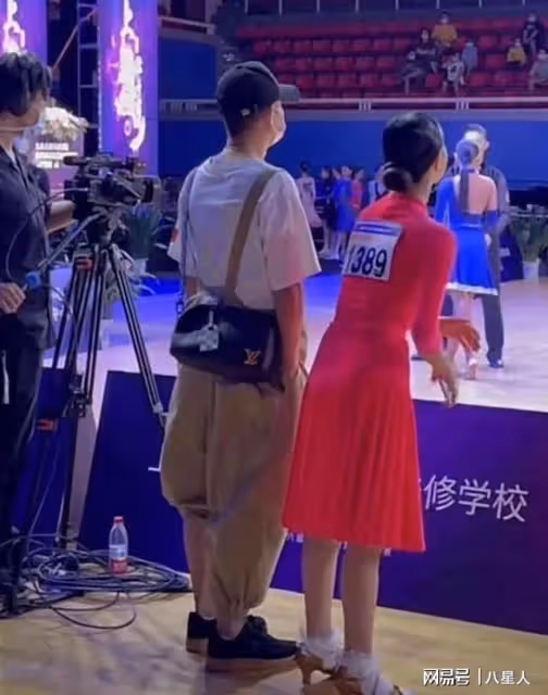 姚笛看哭了!文章帶女友外出就餐,女方似姚笛,生活優越開200萬豪車