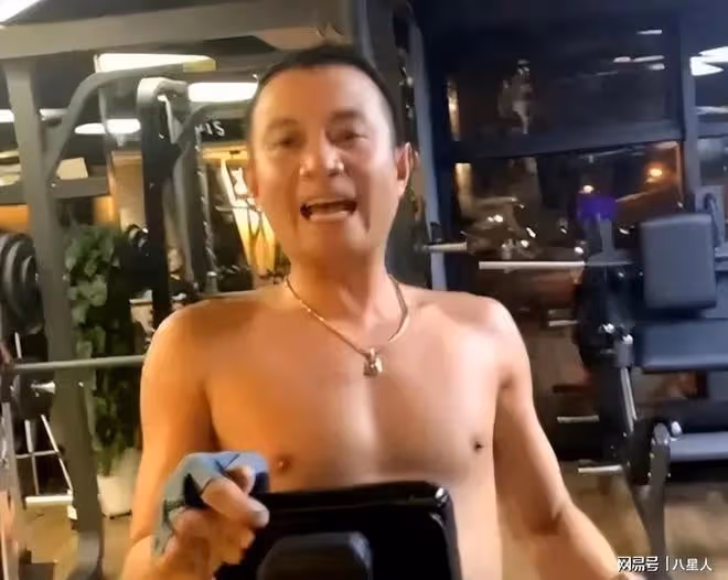 姚笛看哭了!文章帶女友外出就餐,女方似姚笛,生活優越開200萬豪車