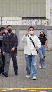 點贊!劉德華離台大量歌迷歡送,年輕帥氣神清氣爽,蔣萬安發聲回應