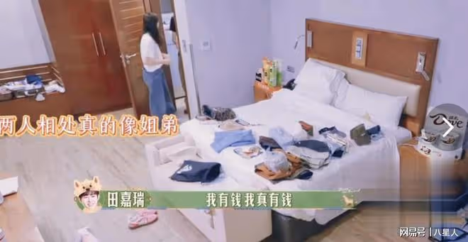 周雨彤又作妖!嫌棄坦尚尼亞酒店不幹凈,夜市美食寧願喂貓都不吃