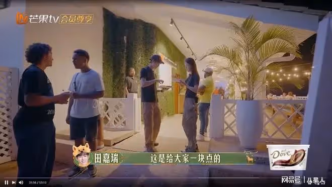 周雨彤又作妖!嫌棄坦尚尼亞酒店不幹凈,夜市美食寧願喂貓都不吃