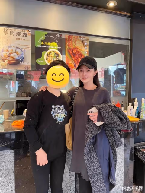 整容失敗?42歲姚笛加拿大吃中餐,鼻翼變大素顏認不出,比文章悽慘