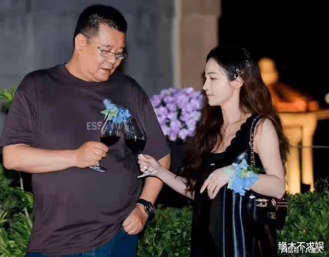 整容失敗?42歲姚笛加拿大吃中餐,鼻翼變大素顏認不出,比文章悽慘