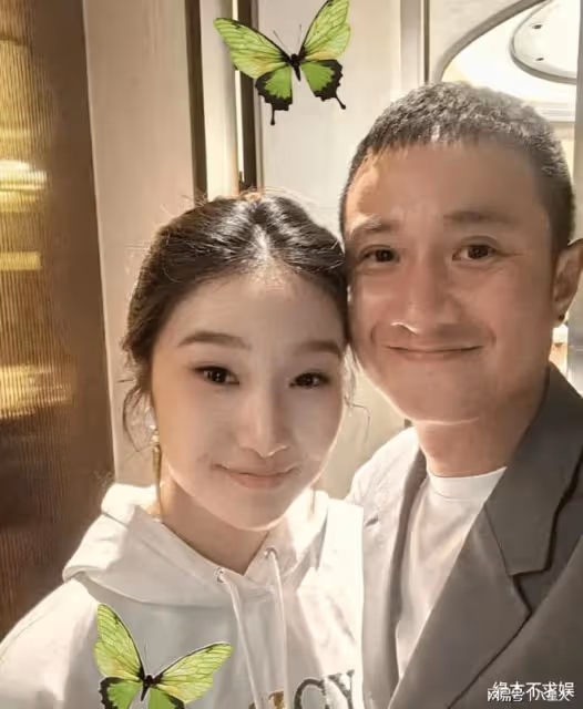 整容失敗?42歲姚笛加拿大吃中餐,鼻翼變大素顏認不出,比文章悽慘