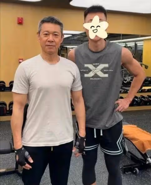 甩妻子巴掌,缺席兒子婚禮,67歲的張豐毅為何還被誇真男人?