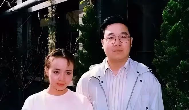 甩妻子巴掌,缺席兒子婚禮,67歲的張豐毅為何還被誇真男人?