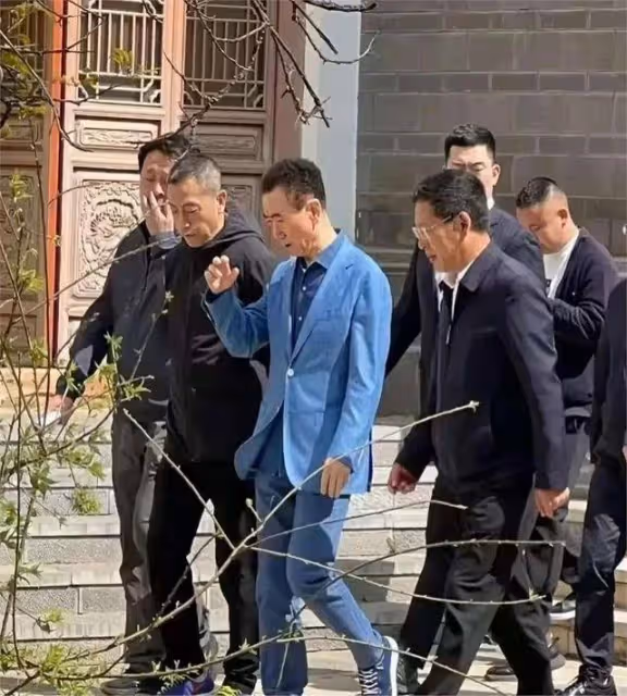 王健林又一次現身,骨瘦如柴!被多名合作方追債,不見舊日風光