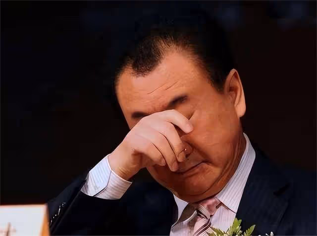 王健林又一次現身,骨瘦如柴!被多名合作方追債,不見舊日風光