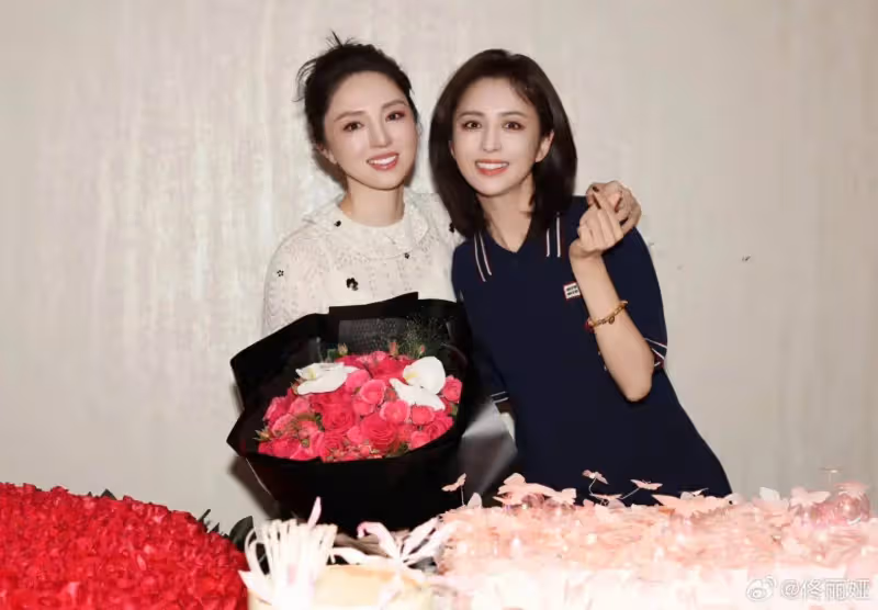 佟麗婭曬合照為董璇慶45歲生日,兩人長得可太像了,氣質都超好