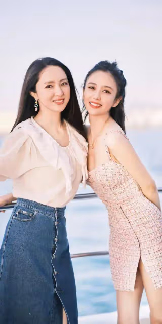 佟麗婭曬合照為董璇慶45歲生日,兩人長得可太像了,氣質都超好