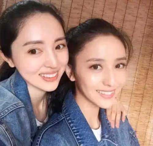 佟麗婭曬合照為董璇慶45歲生日,兩人長得可太像了,氣質都超好
