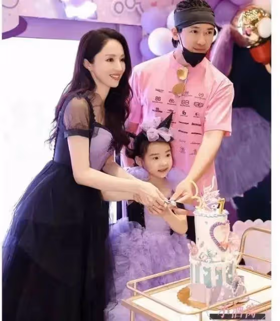 佟麗婭曬合照為董璇慶45歲生日,兩人長得可太像了,氣質都超好