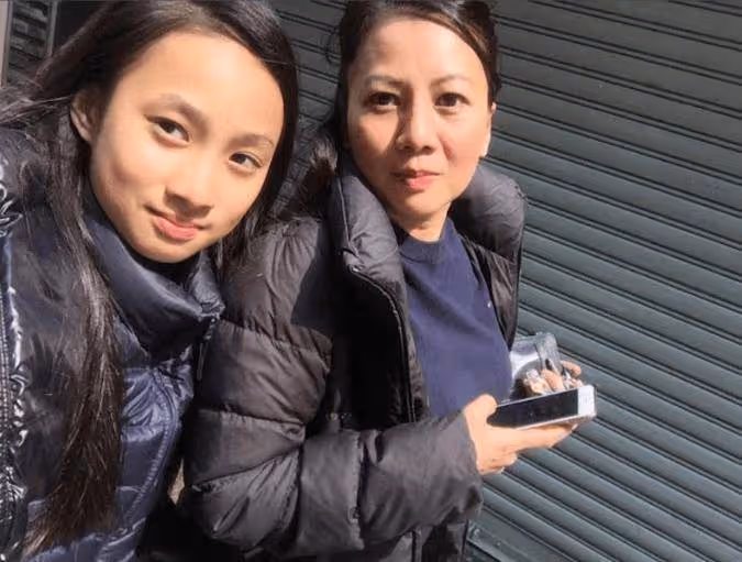 TVB混血女星被邀擔任港菲足球賽嘉賓! 媽媽是菲律賓人!母女兩長的很像!