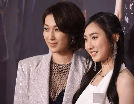 TVB混血女星被邀擔任港菲足球賽嘉賓! 媽媽是菲律賓人!母女兩長的很像!