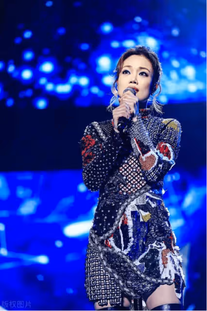 現場觀眾不滿高喊退票!香港天后容祖兒遭遇突髮狀況,演唱會失聲道歉