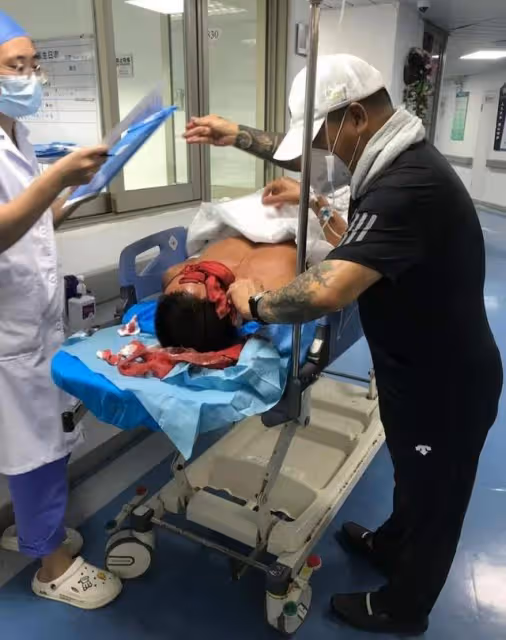 近況曝光!黃竣鋒加入明星足球隊,曾餐廳內被砍傷受重傷險些喪命