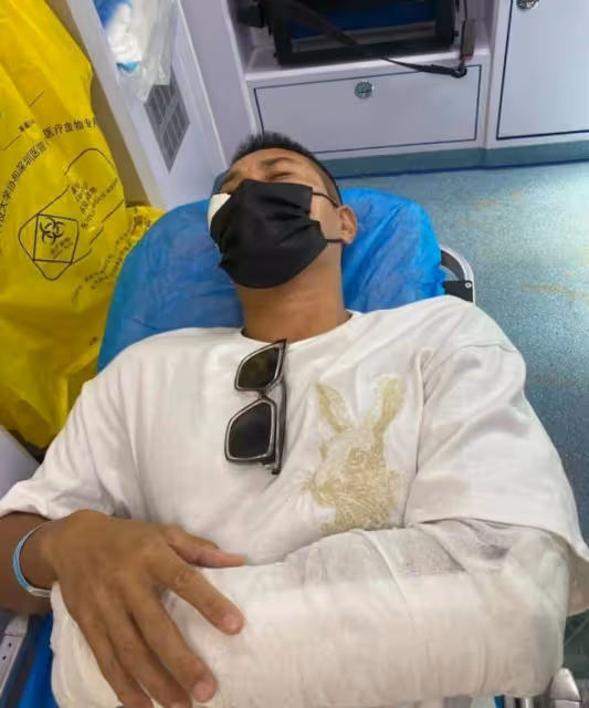 近況曝光!黃竣鋒加入明星足球隊,曾餐廳內被砍傷受重傷險些喪命