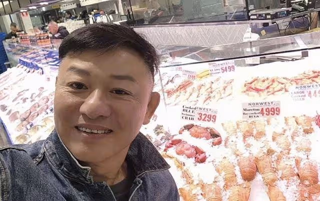 香港知名男星近照發福,靚仔小生變油膩大叔,曝婚外情出軌契妹