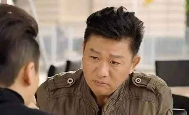 香港知名男星近照發福,靚仔小生變油膩大叔,曝婚外情出軌契妹