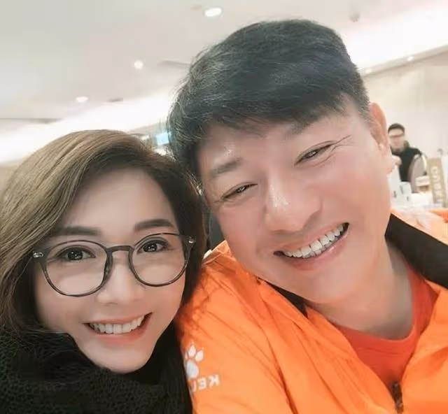 香港知名男星近照發福,靚仔小生變油膩大叔,曝婚外情出軌契妹