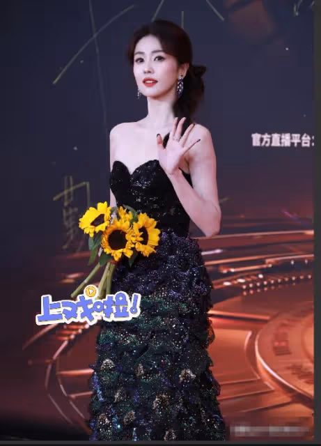 跟當紅女星們一起走紅毯，趙露思的小心機藏不住了，卻很掉檔次