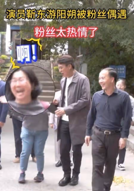 48歲靳東去廣西被偶遇,滿頭白髮又高又瘦,大媽粉激動到瘋狂尖叫