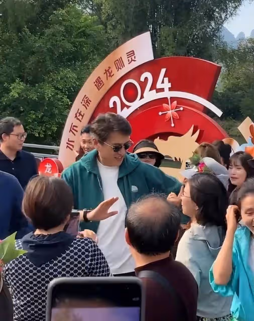 48歲靳東去廣西被偶遇,滿頭白髮又高又瘦,大媽粉激動到瘋狂尖叫