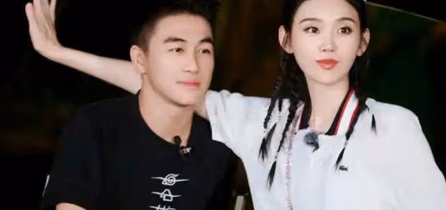 何猷君攜奚夢瑤全家游,兒子近照曝光,基因優化效果驚人