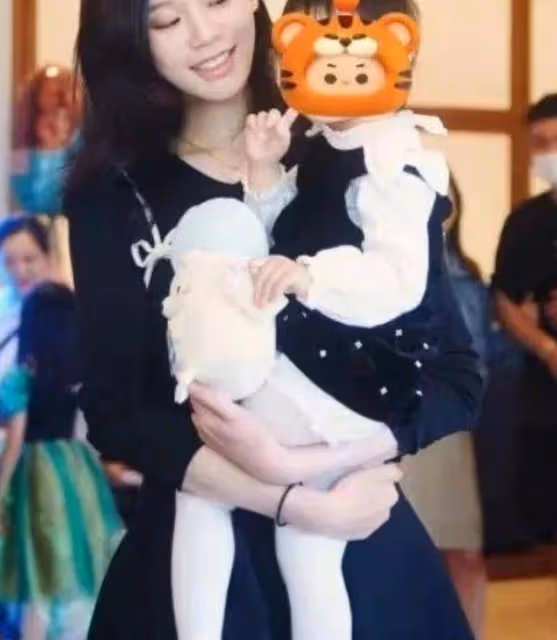 何猷君攜奚夢瑤全家游,兒子近照曝光,基因優化效果驚人