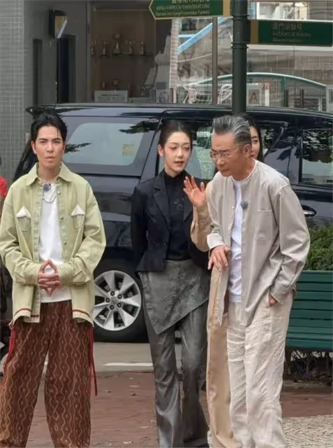 蕭敬騰夫妻一起逛街,被叫向佐尷尬一笑,51歲林有慧純素顏略顯老