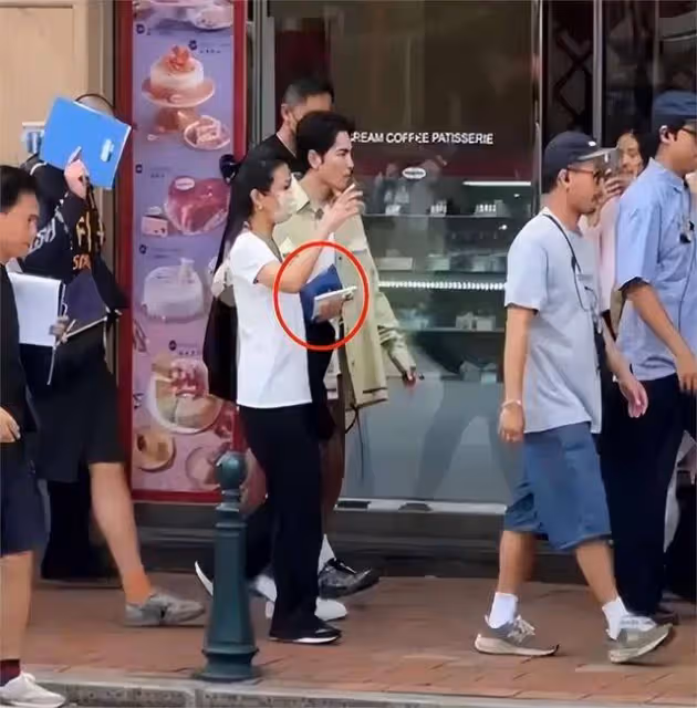 蕭敬騰夫妻一起逛街,被叫向佐尷尬一笑,51歲林有慧純素顏略顯老