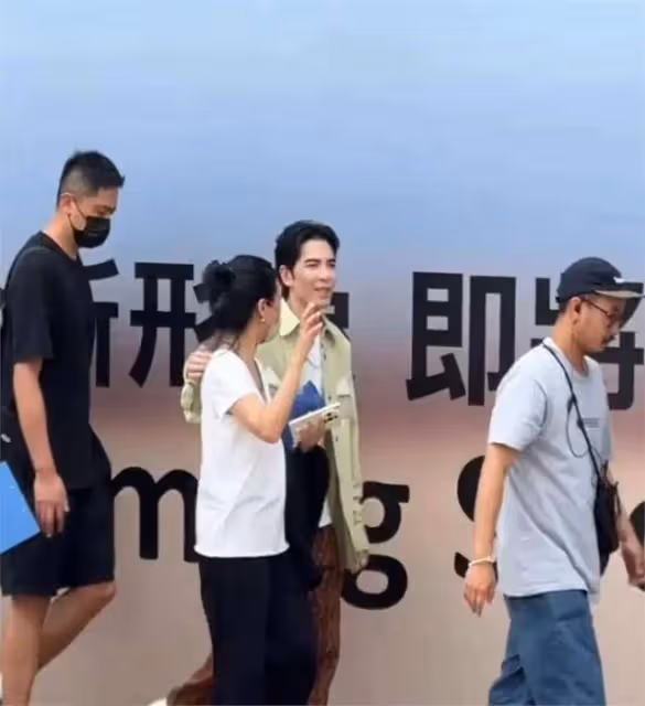 蕭敬騰夫妻一起逛街,被叫向佐尷尬一笑,51歲林有慧純素顏略顯老