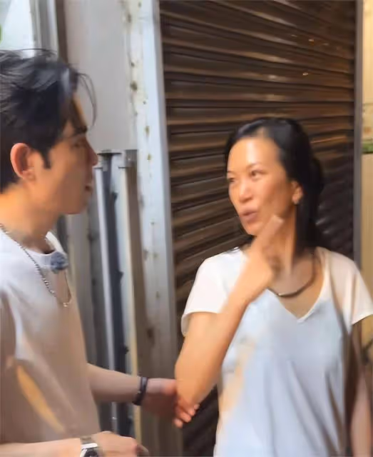 蕭敬騰夫妻一起逛街,被叫向佐尷尬一笑,51歲林有慧純素顏略顯老
