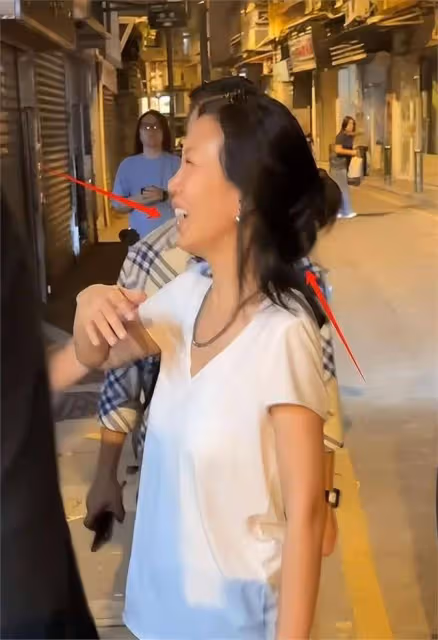 蕭敬騰夫妻一起逛街,被叫向佐尷尬一笑,51歲林有慧純素顏略顯老