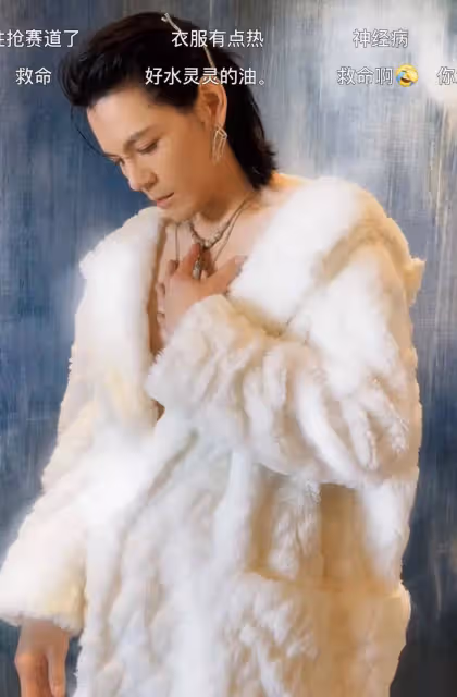 辣眼睛!向佐穿向太衣服走紅毯,走光大秀胸肌,媲美華晨宇