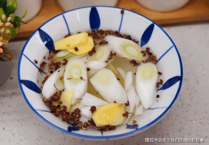 炸肉丸子,怎麼調餡?牢記「3不放、加3樣」,外酥里嫩,香味十足
