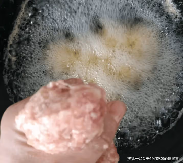 炸肉丸子,怎麼調餡?牢記「3不放、加3樣」,外酥里嫩,香味十足