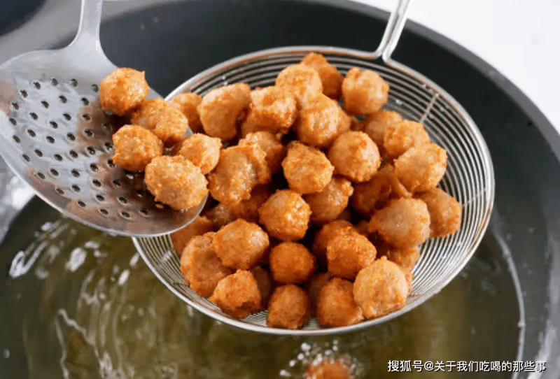 炸肉丸子,怎麼調餡?牢記「3不放、加3樣」,外酥里嫩,香味十足