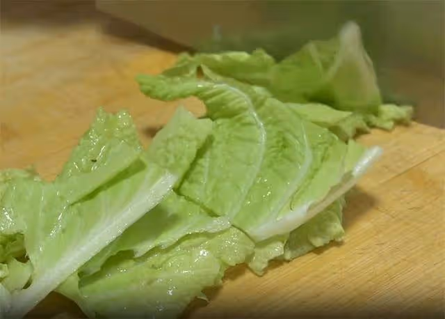 一到秋冬就饞這鍋白菜煲，做完整鍋端上桌，湯汁也不浪費，接地氣