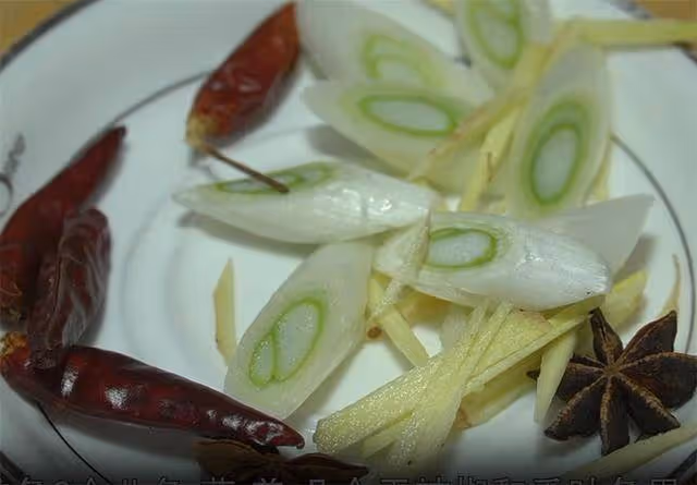 一到秋冬就饞這鍋白菜煲，做完整鍋端上桌，湯汁也不浪費，接地氣