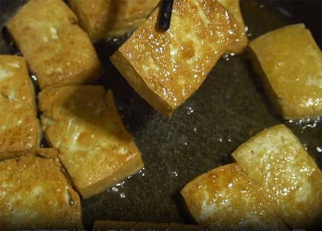 一到秋冬就饞這鍋白菜煲，做完整鍋端上桌，湯汁也不浪費，接地氣