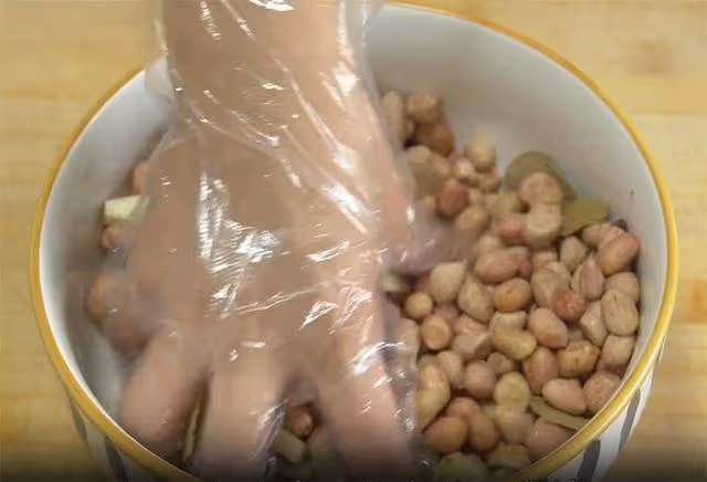 花生加一把大蒜,不用水煮和油炸,能當零食能下飯,香脆不上火