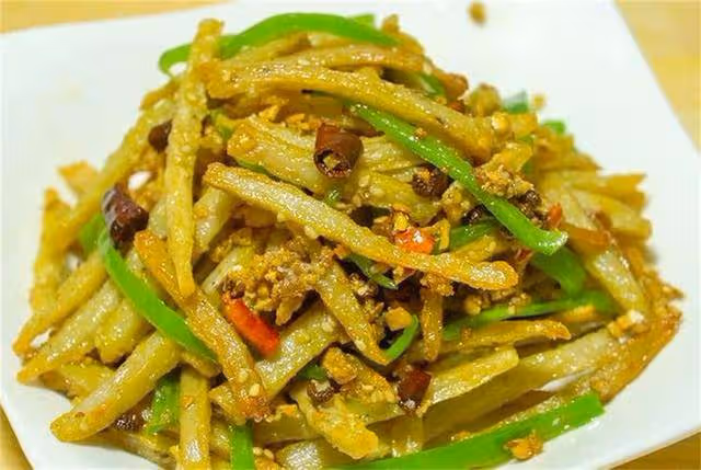 湖北特色美食「干煸藕絲」做法,出鍋香辣酥脆,好吃下飯超過癮