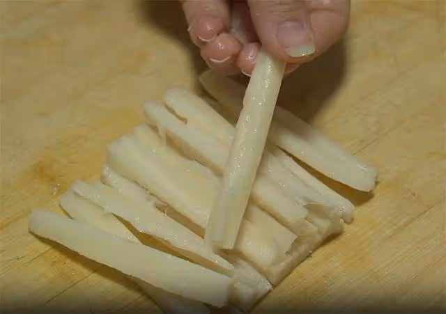 湖北特色美食「干煸藕絲」做法,出鍋香辣酥脆,好吃下飯超過癮