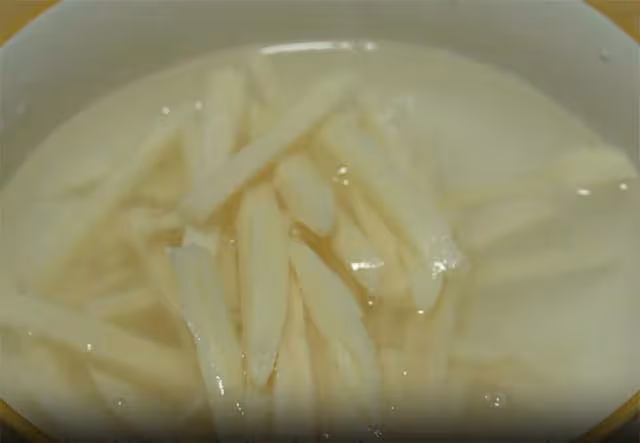 湖北特色美食「干煸藕絲」做法,出鍋香辣酥脆,好吃下飯超過癮
