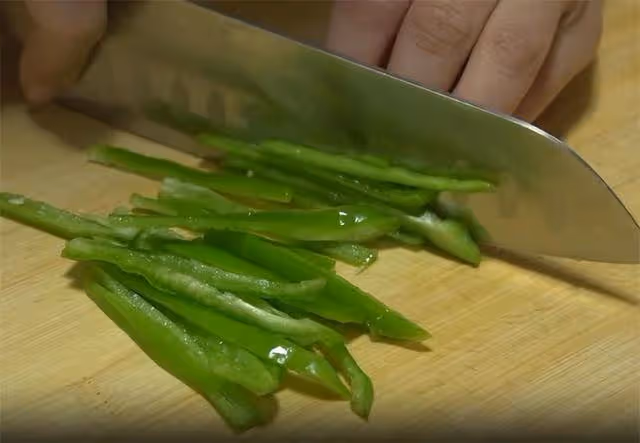 湖北特色美食「干煸藕絲」做法,出鍋香辣酥脆,好吃下飯超過癮