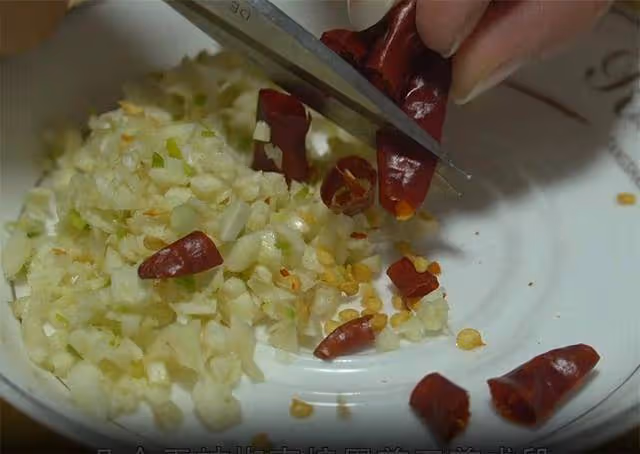 湖北特色美食「干煸藕絲」做法,出鍋香辣酥脆,好吃下飯超過癮