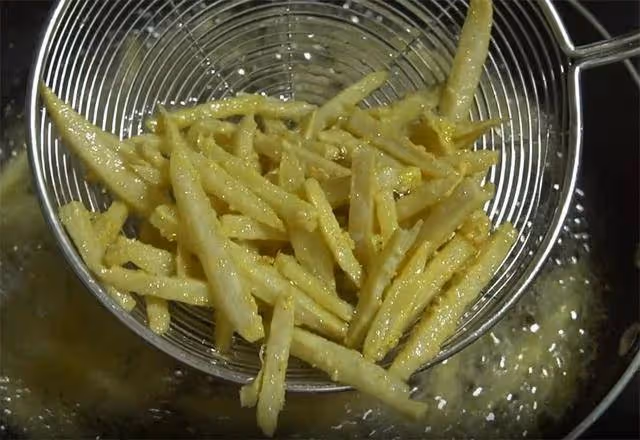 湖北特色美食「干煸藕絲」做法,出鍋香辣酥脆,好吃下飯超過癮