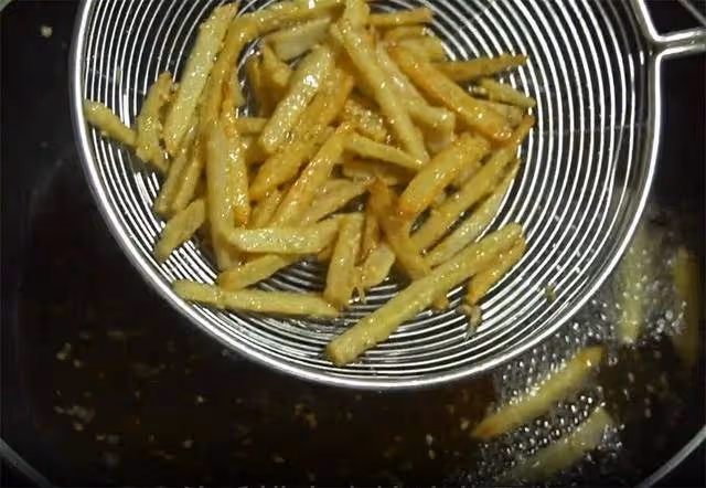 湖北特色美食「干煸藕絲」做法,出鍋香辣酥脆,好吃下飯超過癮